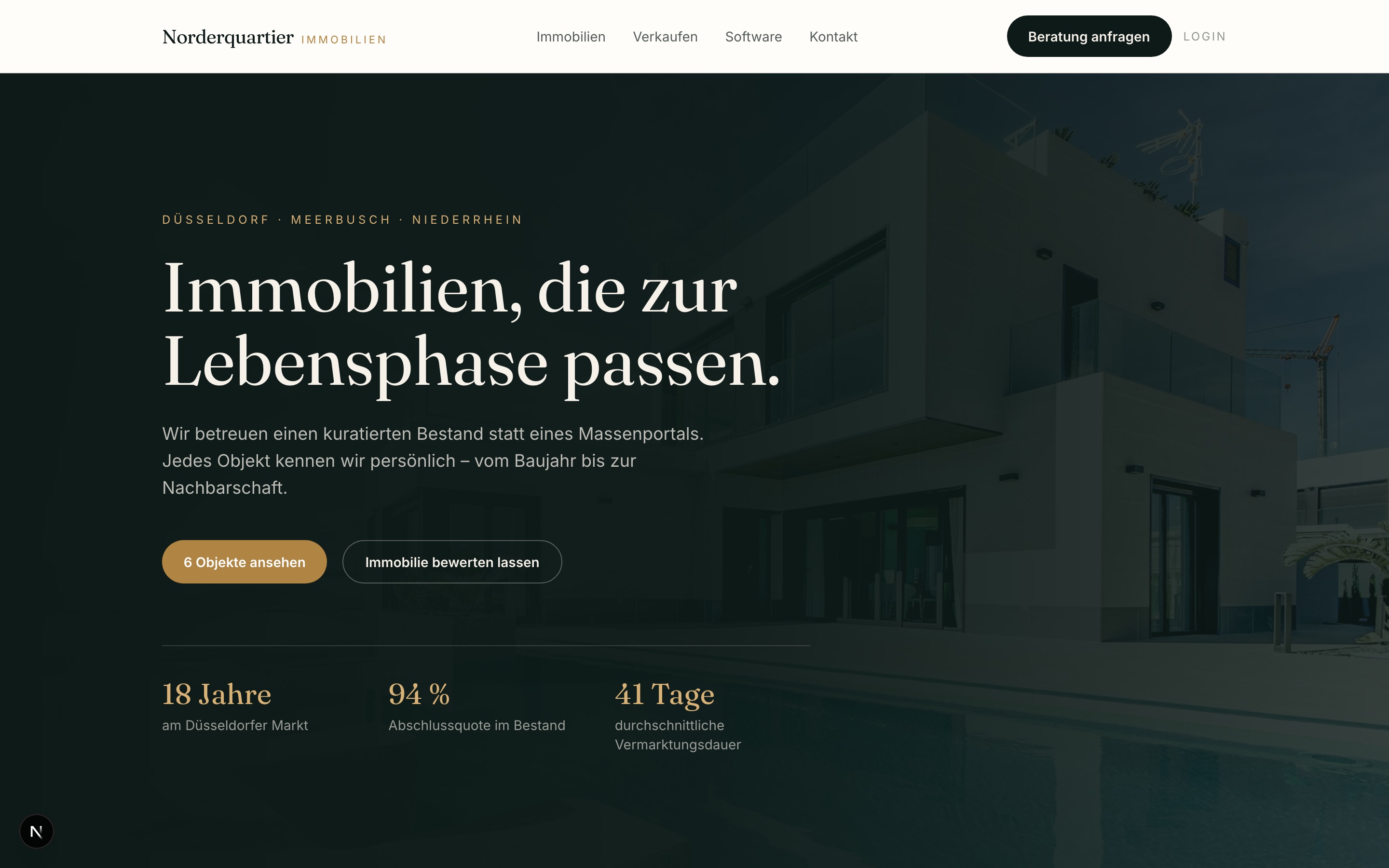 Öffentliche Startseite der fiktiven Demo-Firma Norderquartier Immobilien mit dunklem Immobilienmotiv, Navigation und Objektaufruf
